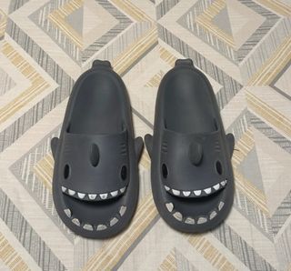 Chanclas tiburón - negras