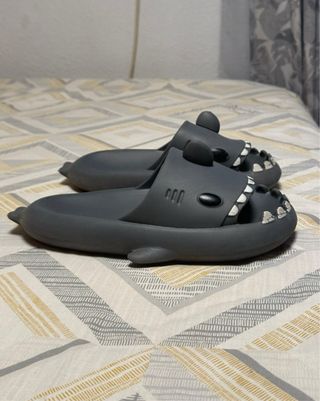 Chanclas tiburón - negras