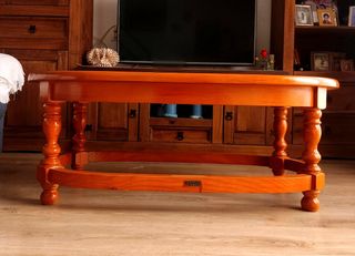 Mesa de centro ovalada de madera.