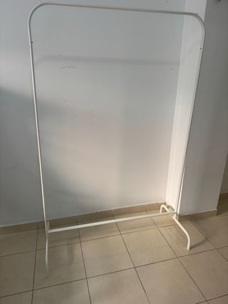 Perchero blanco - Ropa