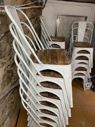 Sillas Tolix blancas y base asiento de madera