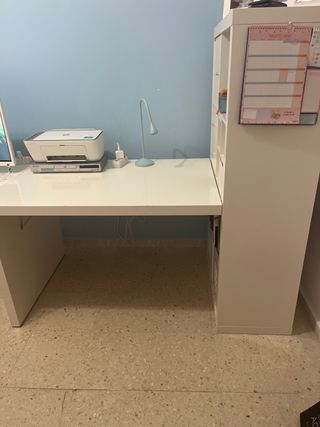 Escritorio blanco de madera