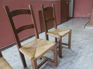 8 sillas mimbre - Madera. Precio negociable.