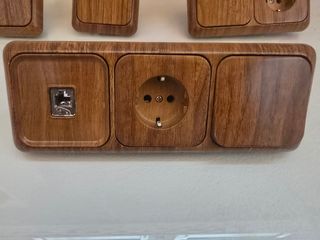 Interruptor y enchufe madera