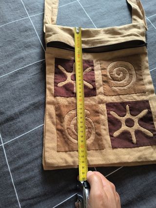 Bolso bandolera beige y marrón. 