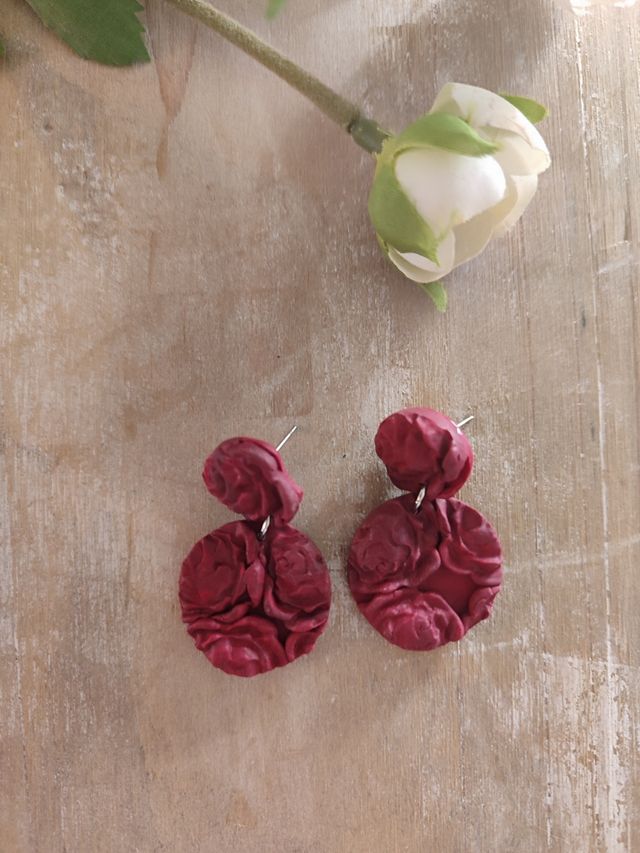 Pendientes con flores rojas