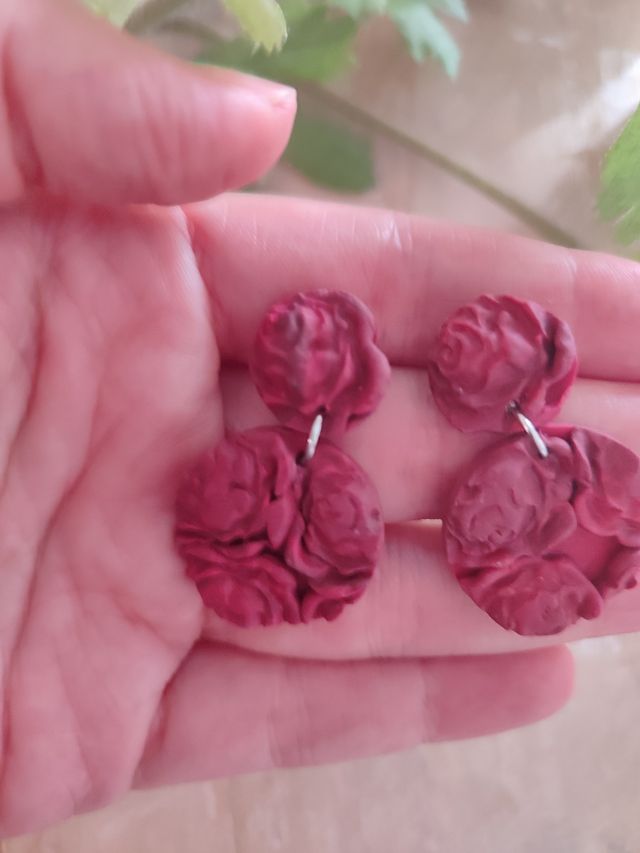 Pendientes con flores rojas