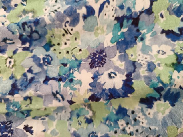 Mono estampado con flores azules y verdes