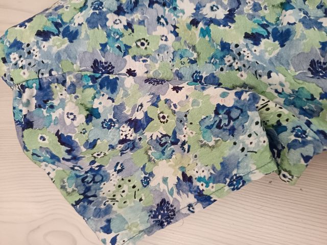 Mono estampado con flores azules y verdes