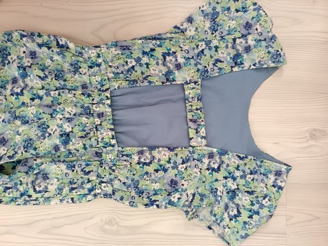 Mono estampado con flores azules y verdes