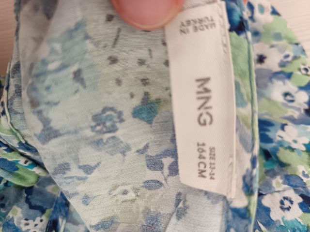 Mono estampado con flores azules y verdes