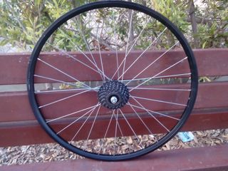 llanta  27"muy nueva trasera V,braker, centrada