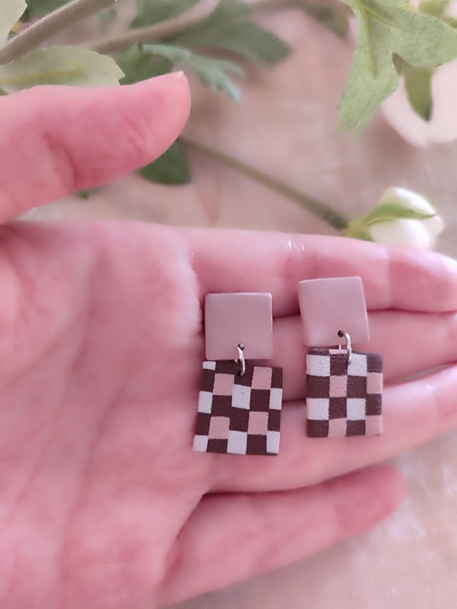 Pendientes cuadrados marrones y rosas