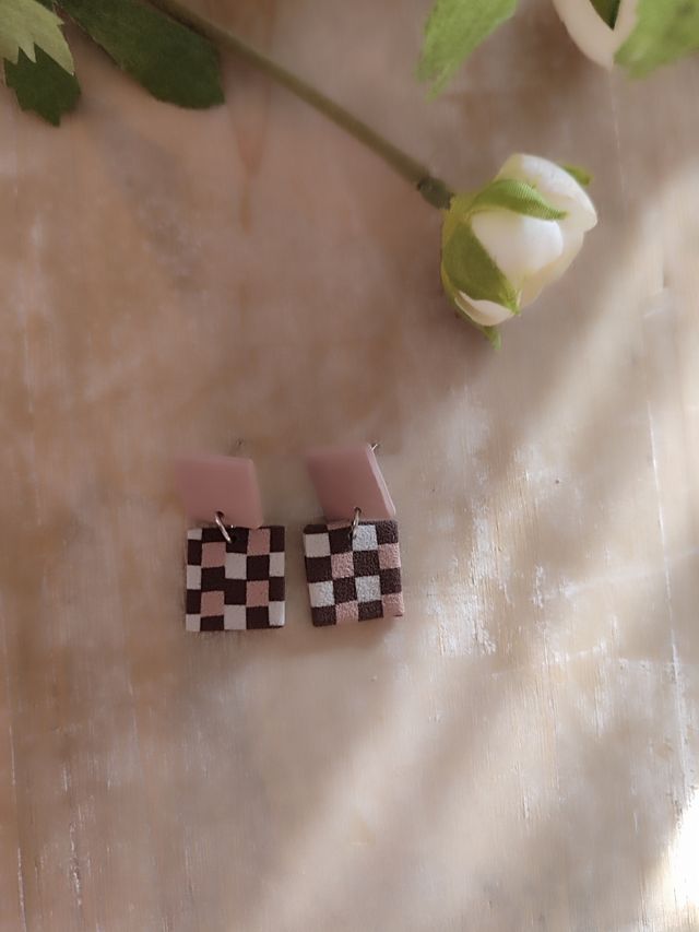 Pendientes cuadrados marrones y rosas