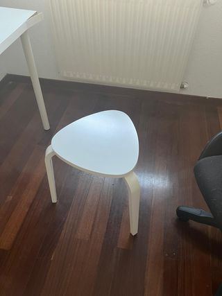 Taburete blanco de madera