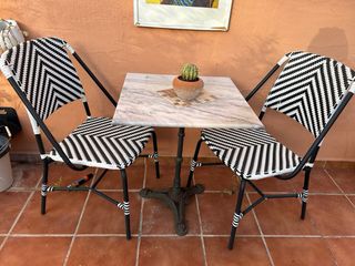 2 Sillas bistro negra y blanca  mesa marmol