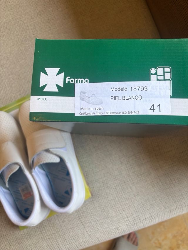 Zapatos blancos velcro hospital