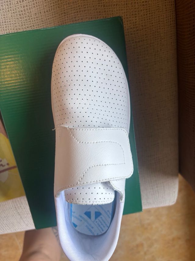 Zapatos blancos velcro hospital