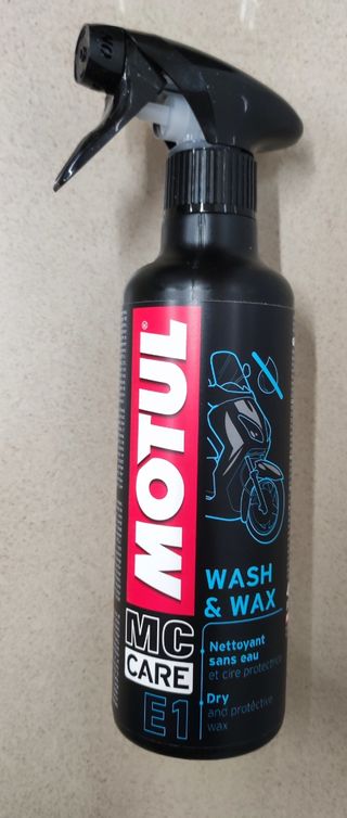 Limpiador en seco MOTUL «Wash & Wax» para motos.
