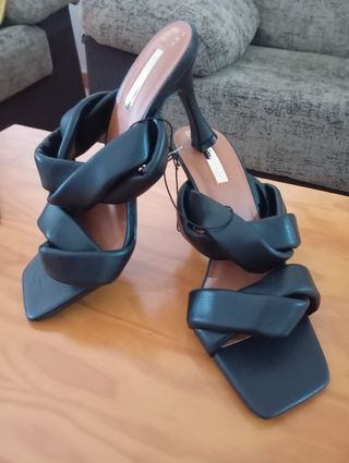 Sandalias negras tacón fino