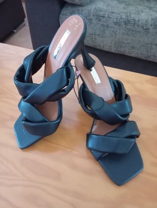 Sandalias negras tacón fino