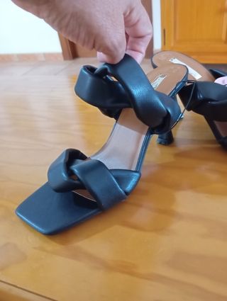 Sandalias negras tacón fino