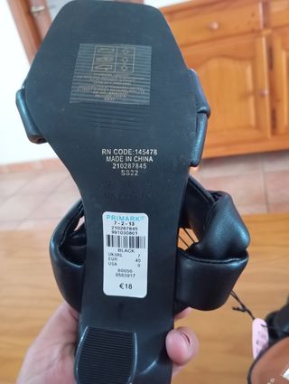 Sandalias negras tacón fino