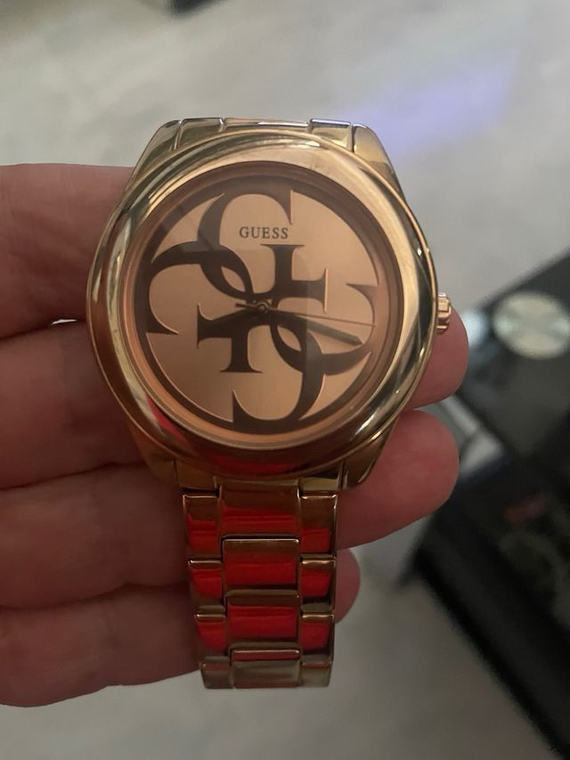 Reloj Guess dorado