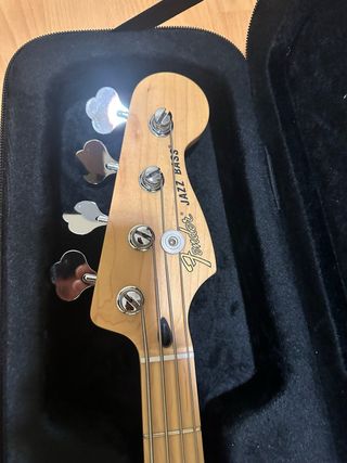 Bajo y guittra 