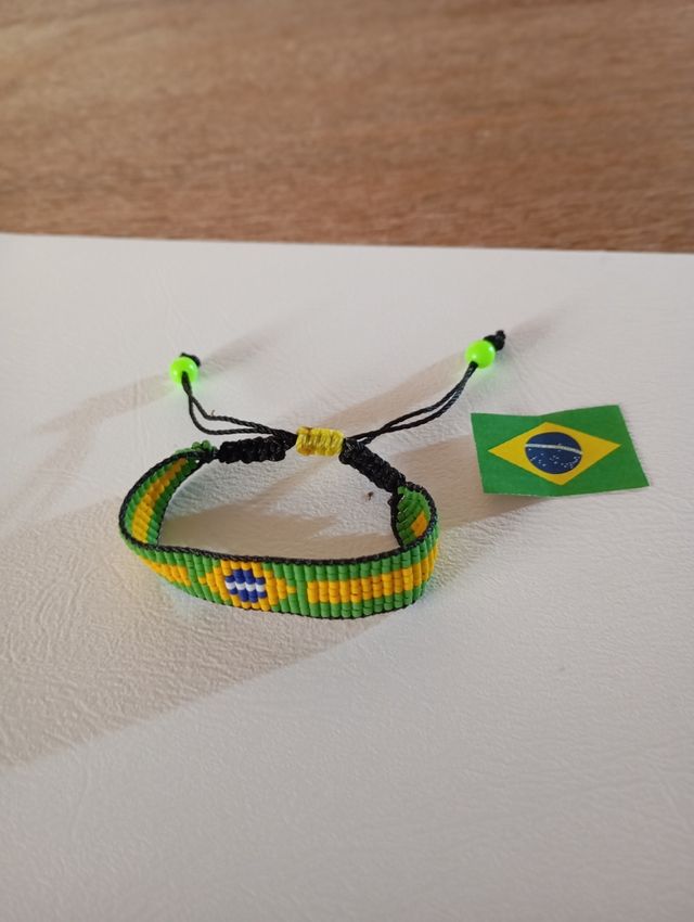 Pulsera Brasil tejida a mano