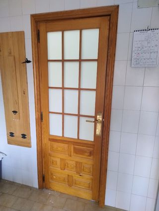 Puerta madera pino maciza, cristal 72,5cm+ jamba.