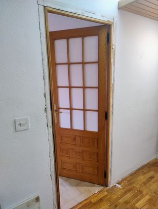 Puerta madera pino maciza, cristal 72,5cm+ jamba.