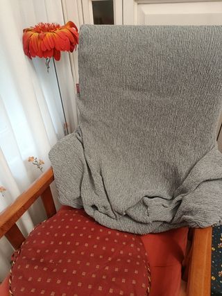 Butaca mecedora roja y marrón. Funda en gris