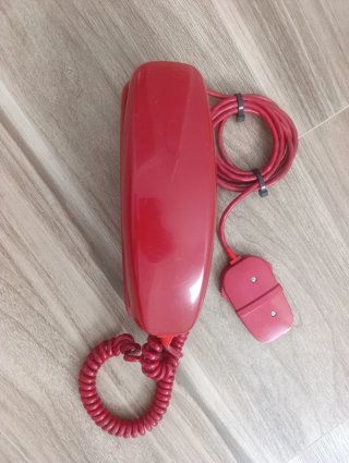 Teléfono rojo vintage
