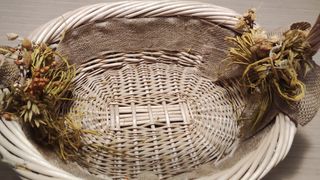 Cesta mimbre decorada boda