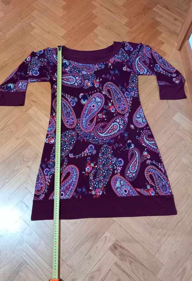 Vestido burdeos estampado de Antea 