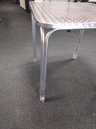 Tavolo da bar in alluminio