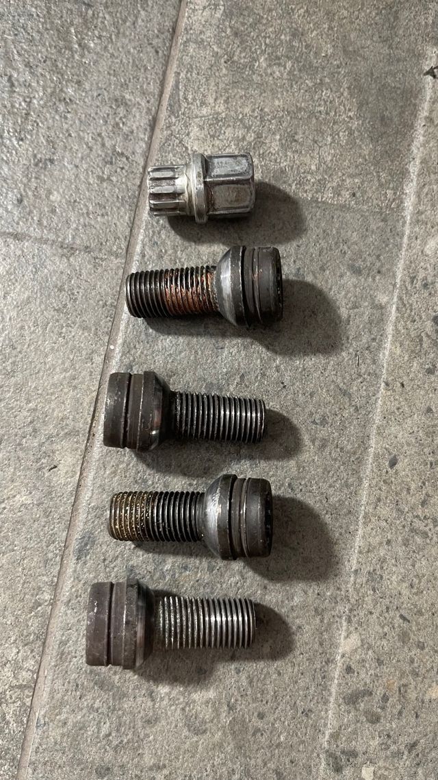 Tornillos antirrobo VW (4+1)