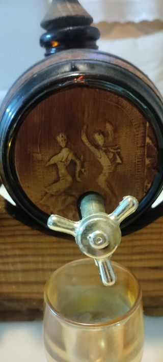 Barril decorativo con vasos