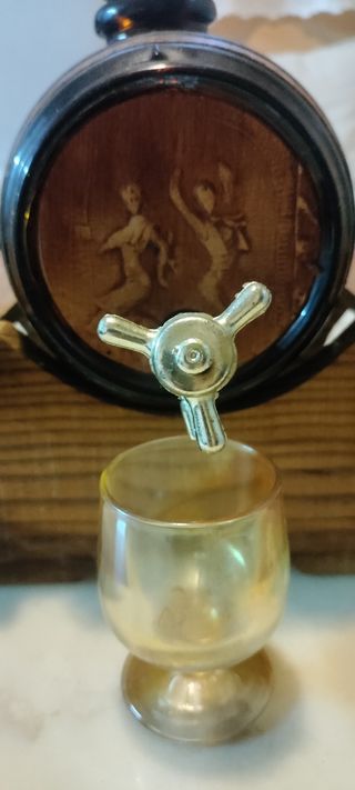 Barril decorativo con vasos