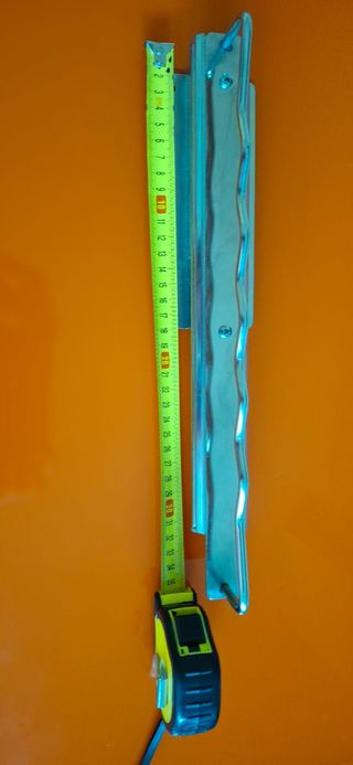 Colgador extraible de armario para perchas.