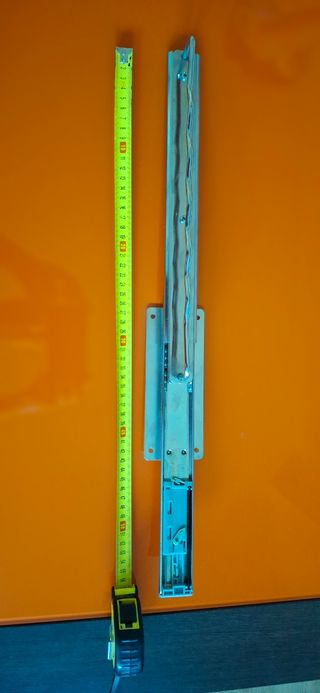 Colgador extraible de armario para perchas.