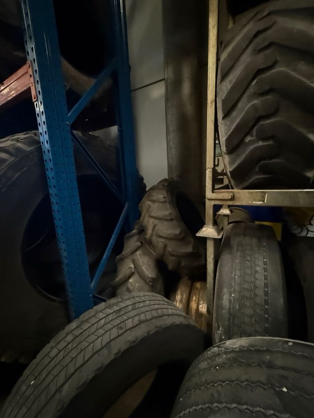 Neumáticos AGRICOLAA usados y de CAMION preguntar!