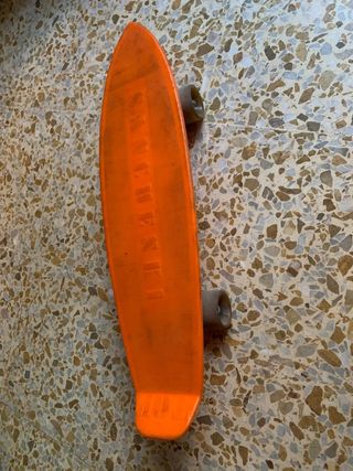 Monopatín antiguo naranja