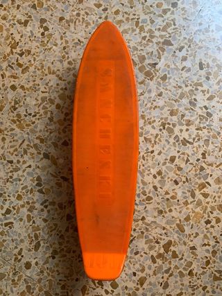Monopatín antiguo naranja