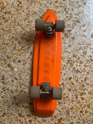 Monopatín antiguo naranja