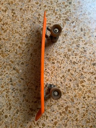 Monopatín antiguo naranja