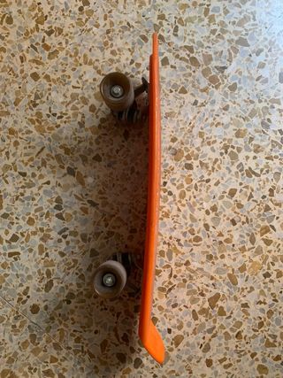 Monopatín antiguo naranja