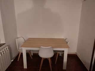 Mesa comedor madera beige y blanca sin sillas