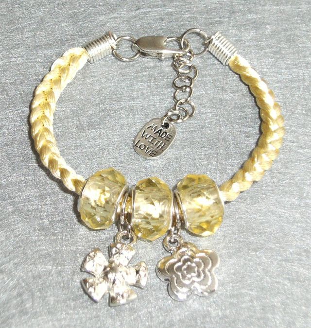 Pulsera trenzada con cuentas y abalorios